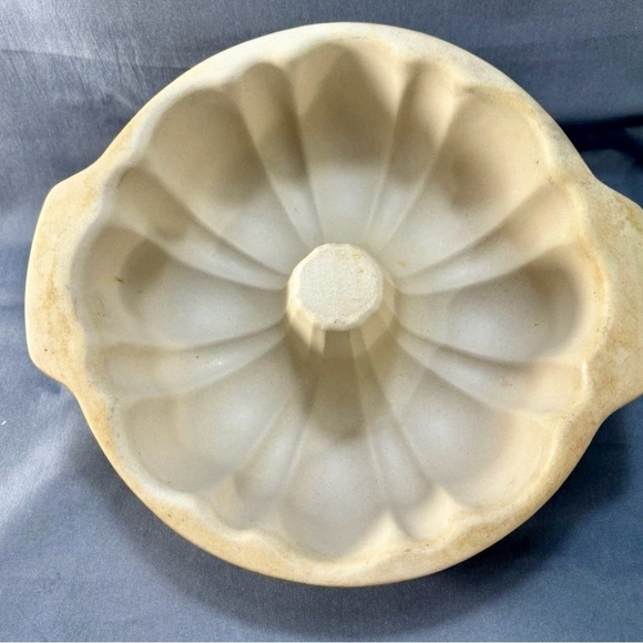 Pampered Chef stoneware Cream Bundt Cake Pan/ discontinued item - Picture 1 of 5